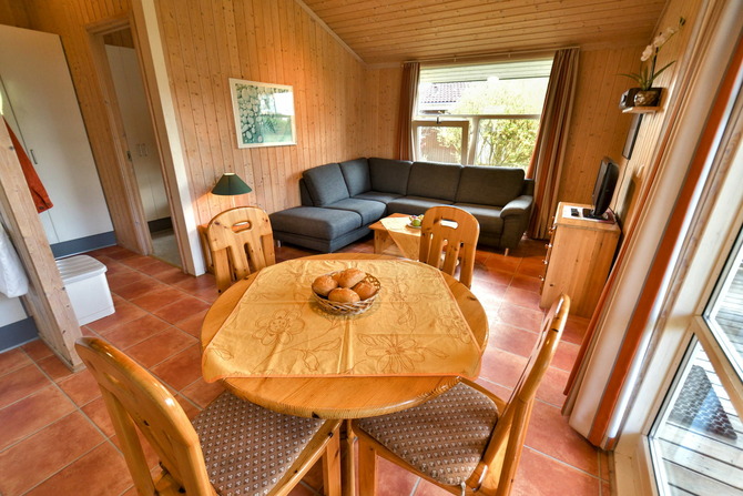 Ferienhaus in Pelzerhaken - Am Waldrand Haus B - Essecke im Wohnbereich