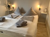 Ferienwohnung in Scharbeutz - Strandkörbchen - Schlafzimmer mit Meerblick aus dem Bett