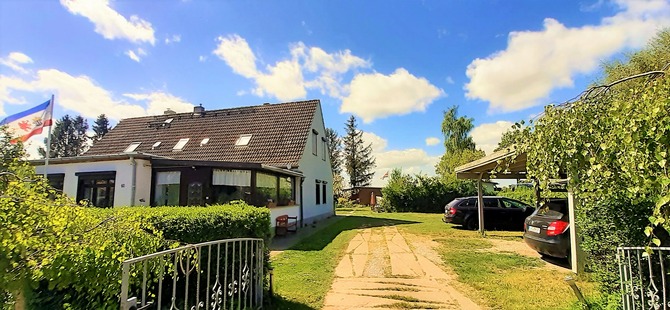 Ferienwohnung in Tremt - Zum Naturstrand - Hofeinfahrt und Parkplätze
