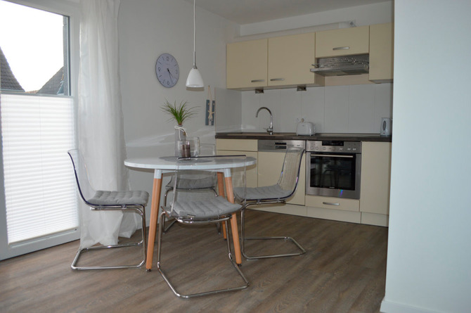 Ferienhaus in Gr&ouml;mitz - Ostsee-Ferienhaus Maren - K&uuml;chenzeile mit kleinem Esstisch