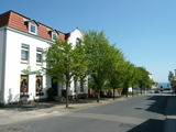 Ferienwohnung in Sassnitz - Kreidefelsen mit Balkon - Hausansicht - am Ende der Straße das Meer