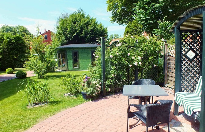 Ferienwohnung in Prerow - Klönhus Prerow - eigene Terrasse an der Rosenhecke