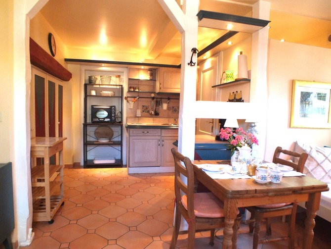 Ferienwohnung in Prerow - Klönhus Prerow - freigelegte Balken zwischen Küche und Essbereich