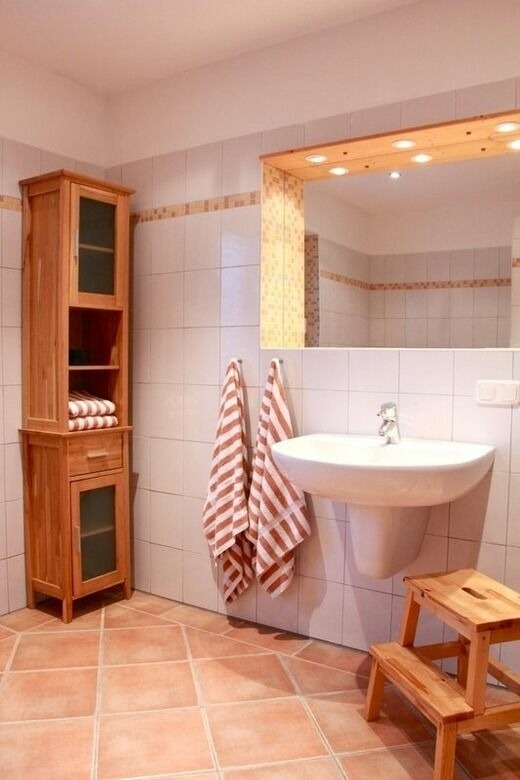 Ferienwohnung in Grube - Erdgeschoss, &uuml;berdachte Terrasse, Familienbett, Holzfu&szlig;boden - Bild 4